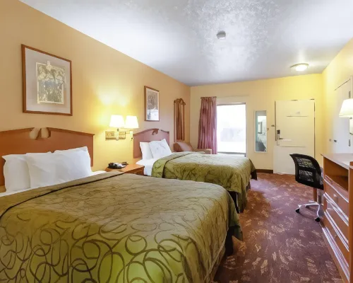 Quality Inn & Suites Hotels in Dickson County