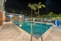 Comfort Suites Fort Lauderdale Airport & Cruise Port - Swimmingpools