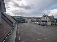 Best Budget Inn & Suites Kamloops - parking