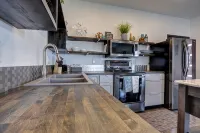 Modern King Suite + Full Kitchen + W/D + Walk to Rushmore Mall