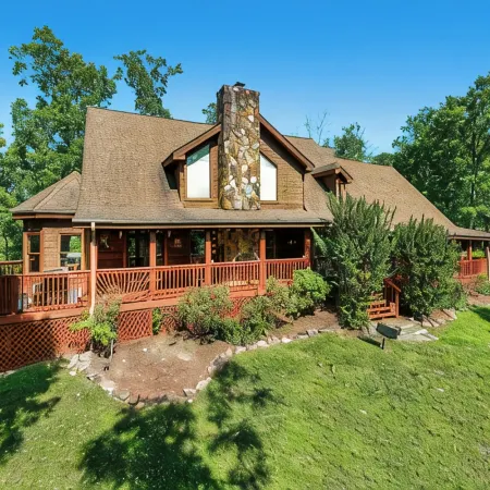 Stunning 5 Acre Lake Cabin, Community Pool - Easy Drive