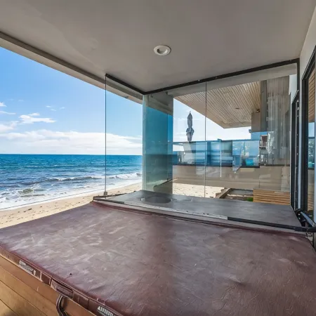 "Unrivaled Luxury at Premier Beachfront Getaway: Private Beach Access"