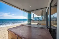 "Unrivaled Luxury at Premier Beachfront Getaway: Private Beach Access" - 沙灘