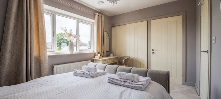 15% Ferry Discount.  15 minutes to beach.  5 bed house with 22 sqm equipped gym. Hotels in Shanklin