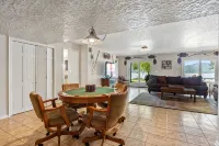Spacious Lakefront Retreat 6Br, 7BA Private Dock Perfect for Family Reunions - Homestays