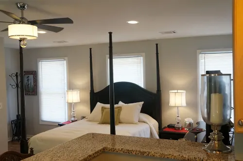 Jones Street 5 Star HGTV inspired Carriage House Historic Savannah!   Dogs Ok - บังกะโล