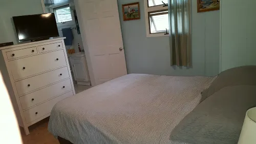 Oneida Lake Bright and airy South Shore Lakeside Cottage - 2-Star
