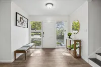 Modern 3-bedroom house walking distance from UF stadium! - Boutique