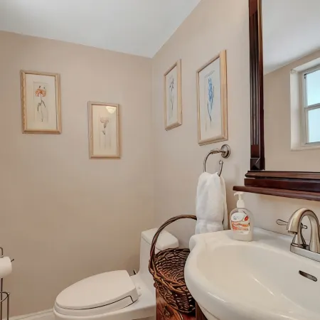 Keybiscayne Charmer half a block from private Beach, Restaurants and Boutiques!!