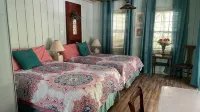 Little Bears Cozy Creekside Cabin at Up The Creek