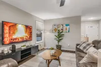 Traveling worker-ready Transitional Modern Home! - Kitchenette