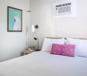 The Downtown Hibiscus House - Apartments