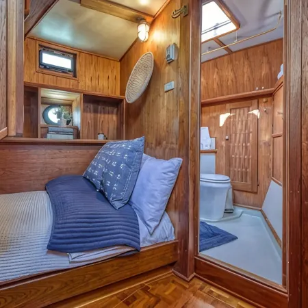 Spacious 46' Yacht: Luxury, kayaks, walk to town