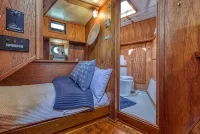 Spacious 46' Yacht: Luxury, kayaks, walk to town - Wifi