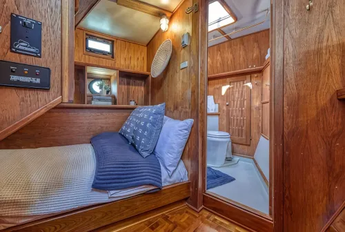 Spacious 46' Yacht: Luxury, kayaks, walk to town - Wifi