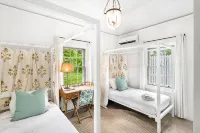Salt Box: an Enchanting Historical Property with a Pool Hotels in 