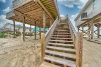 Martinis & Bikinis, a beach front house with toes in the sand drink in the hand. - de playa