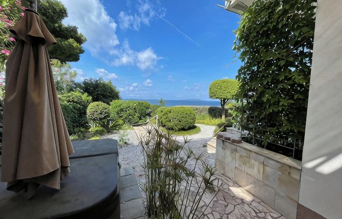 Cozy House: First-Row Beach, Accessibility, Hottub, AC, Gasgrill, W/D Prkng