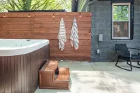 Modern Knox Guesthouse - Hot Tub/Pet Friendly/Private Patio/Grill - 4-Star