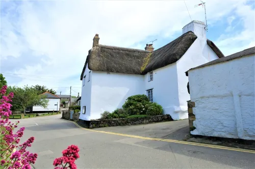 Charming  Listed Thatched Cottage with parking and short walk to sandy beach . - 부티크