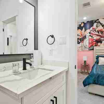 Stylish Multi-level home, minutes to Downtown Rooms