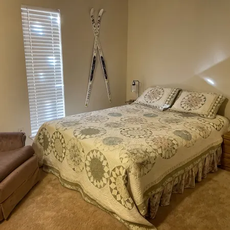 Comfy ski and mountain bike condo walking distance to lift!
