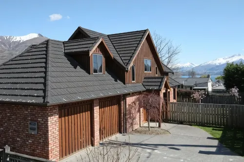 Enviable downtown Wanaka location. Room for  up to 9 guests - Gym