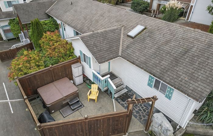 Oceanfront Cottage: Private Dock, Beach Access, Hot Tub, BBQ & Free Kayaks
