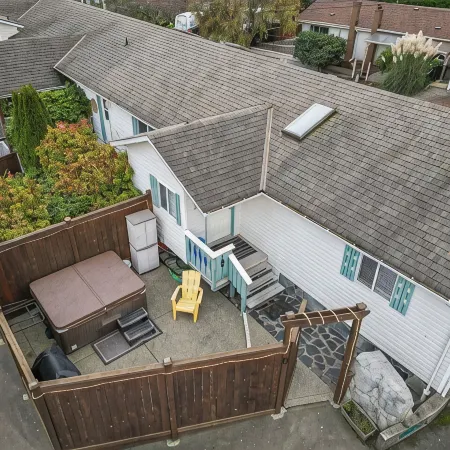 Oceanfront Cottage: Private Dock, Beach Access, Hot Tub, BBQ & Free Kayaks
