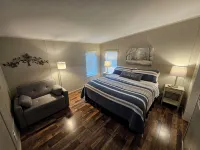 FamiLee Lakehouse Retreat Football & Fishing DogFriendly w-HotTub & BoatDock - 4-Star