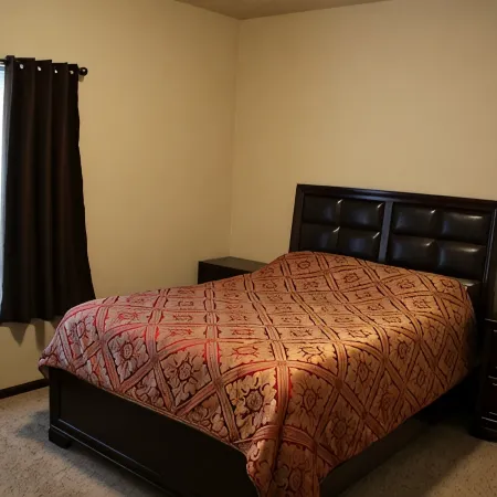 Cozy 2-bedroom condo in Waterloo south side with AC, WiFi & cable TV