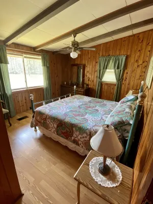 Quiet Getaway Cozy Cabin Directly on Lake Martin - 홈스테이