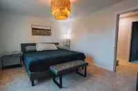 Family Friendly Downtown Apple Creek by Antiques - 3-Star
