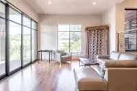 ULTRA LUXE Lafayette Modern House Brand NEW - 4 stjerner