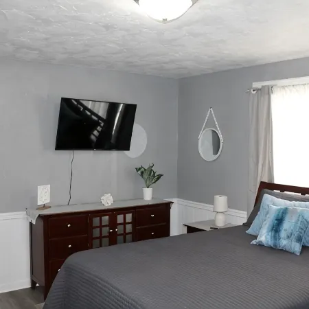 3 bedroom 1 bath. less than a mile to Union Hospital