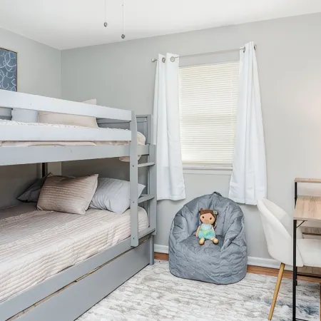 Renovated Family Home, Fenced Yard- 2King Full over Full Beds-Bunk Room