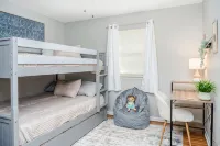 Renovated Family Home, Fenced Yard- 2King Full over Full Beds-Bunk Room - Wifi