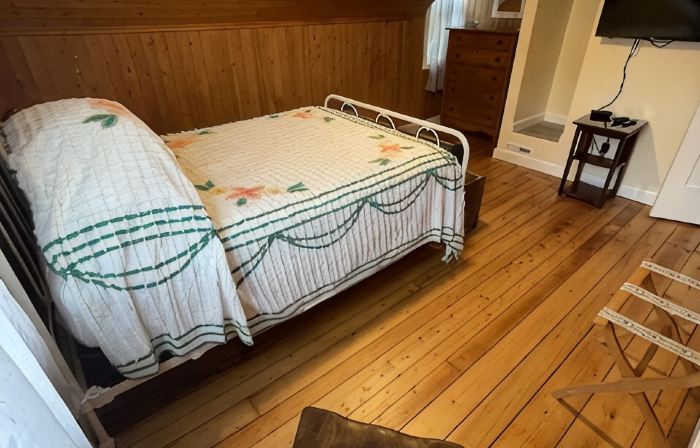 6 houses away from quiet beach! Minutes from the heart of Onset & Cape Cod Canal