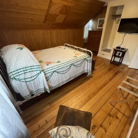 6 houses away from quiet beach! Minutes from the heart of Onset & Cape Cod Canal