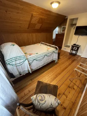 6 houses away from quiet beach! Minutes from the heart of Onset & Cape Cod Canal - 2-Star