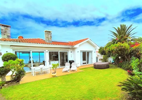 Super Comfortable Nature Villa in front of the SEA, with Jacuzzi and Sauna. - Homestays
