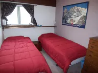 Ski right to your newly remodled great condo, enjoy woodburning fireplace & SAVE - balcón