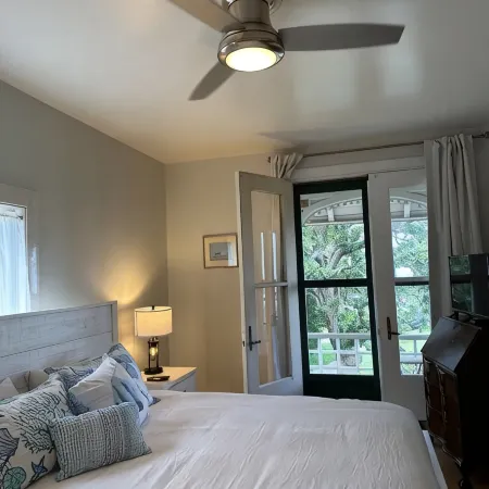 Heart of Oak Bluffs, No Car Needed! Ocean Views, Walk to Everywhere!