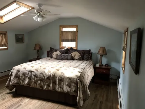 Vintage Cabin with Hot Tub, Convenient in-Town Location & Mountain Views3511 - 2-نجوم
