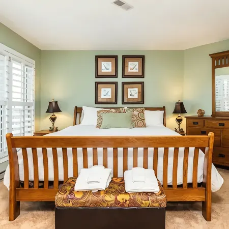 Enjoy all 4 seasons at this spacious, pet friendly home! Great views, sleeps 10
