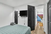 The Smith Victorian 2BR Brownstone Apartment - Balkoner