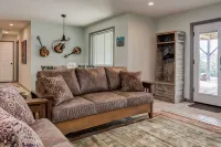 Pets welcomed, fully fenced in yard. Beautiful 1BR suite w full kitchen, WI-FI - Wifi