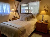 Nature Lover's Paradise: Luxurious The Shire - Cubs Crossing Chalet in Sierras - Hytter