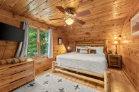 Beautiful Renovations, Hot Tub, Huge King Beds, Amenity Packed - Chalets