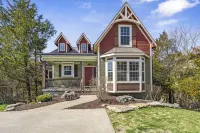 Bear Creek Lodge • Hot Tub! Community Pool! Pool Table! Rustic Lodge for Family! - 4 estrellas